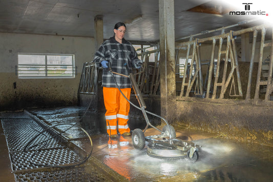 Mosmatic FL-PB Contractor oppervlaktereiniger in gebruik op ruwe en grote buitenvloeren 1