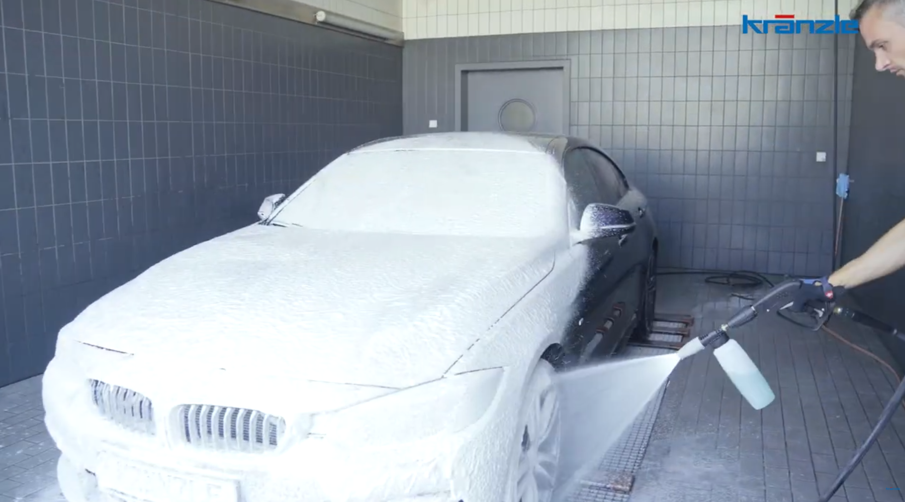 Auto wassen met de hogedrukreiniger en Kränzle foamgun