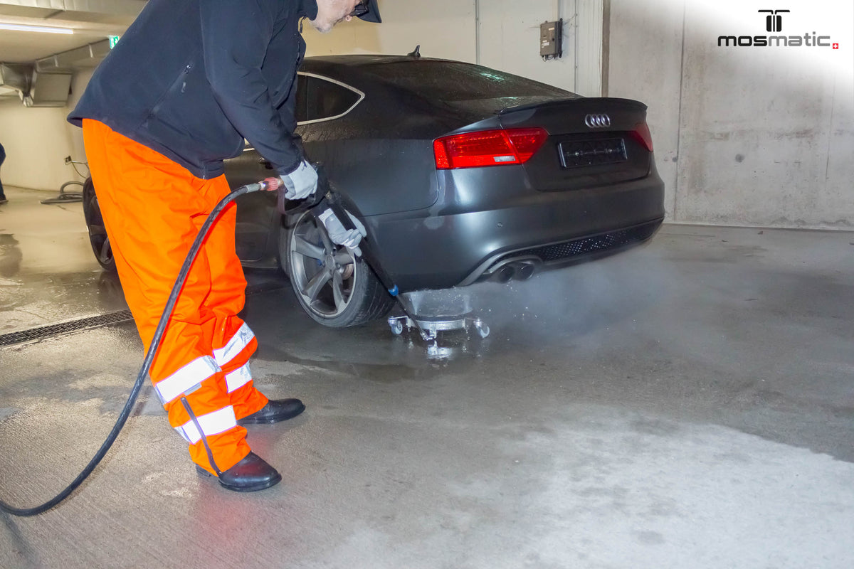 Onderkant van een auto reinigen met de Mosmatic Hurricane Flip HURF-300 onderwagenreiniger