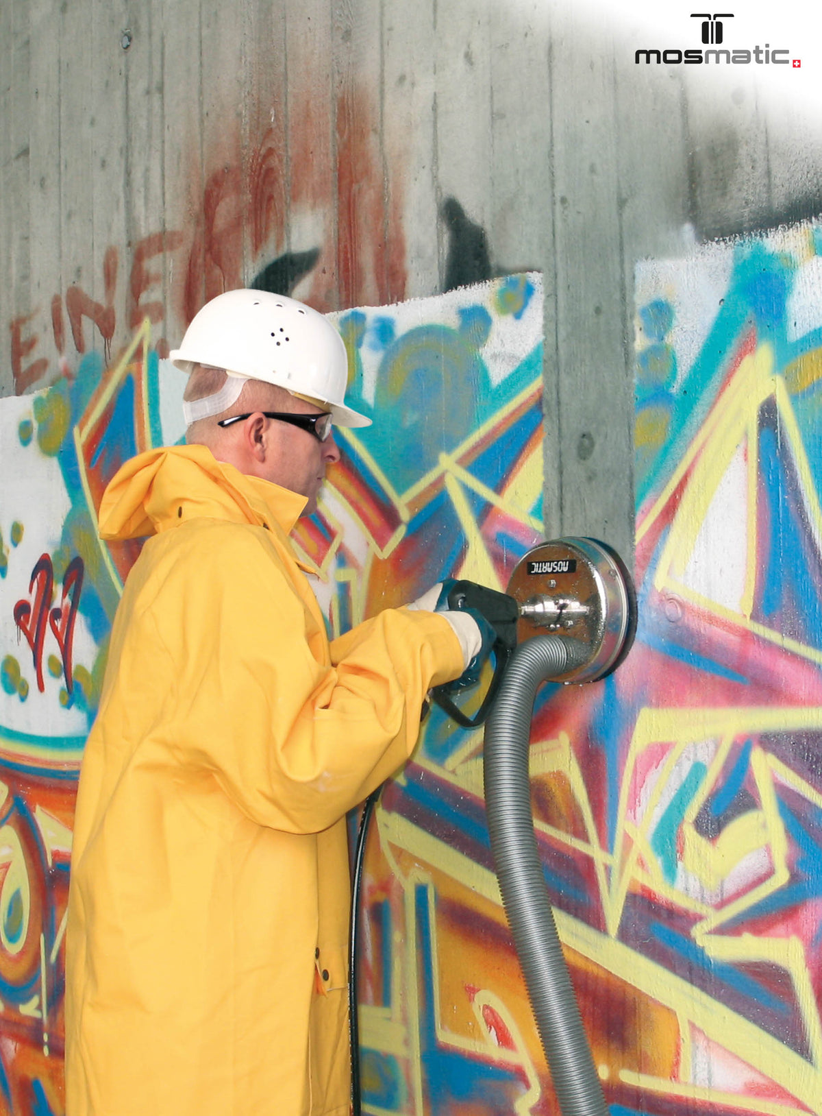 Mosmatic FL-ABB Graffitiremover oppervlaktereiniger in gebruik voor gevel- en oppervlaktereiniging 1