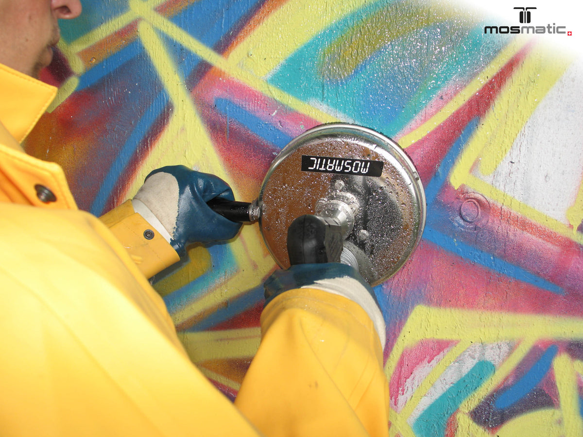 Mosmatic FL-ABB Graffitiremover oppervlaktereiniger in gebruik voor gevel- en oppervlaktereiniging 2