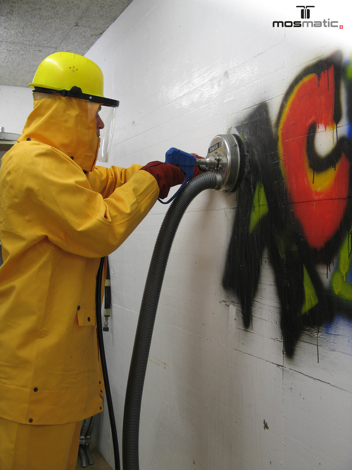 Mosmatic FL-ABB Graffitiremover oppervlaktereiniger in gebruik voor gevel- en oppervlaktereiniging 4