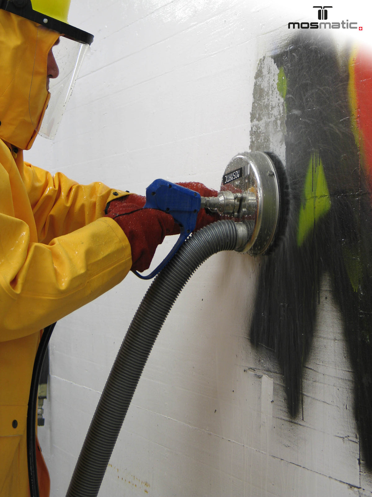Mosmatic FL-ABB Graffitiremover oppervlaktereiniger in gebruik voor gevel- en oppervlaktereiniging 5