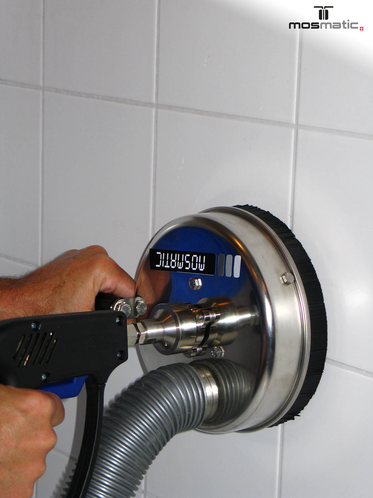 Mosmatic FL-ABB Graffitiremover oppervlaktereiniger in gebruik voor gevel- en oppervlaktereiniging 7