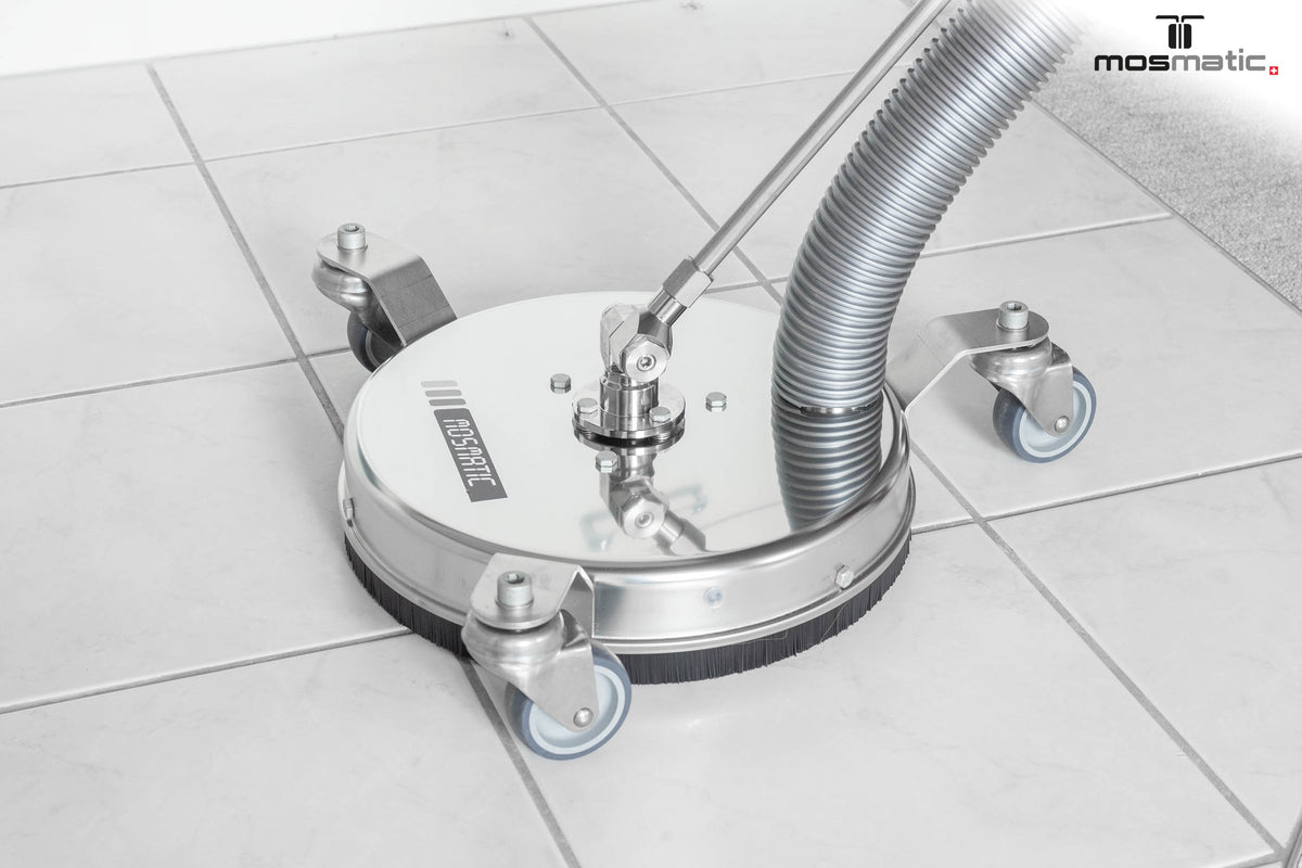 Mosmatic FL-AER 300 met aangesloten zuigslang voor externe vuilwateropvang op een tegelvloer