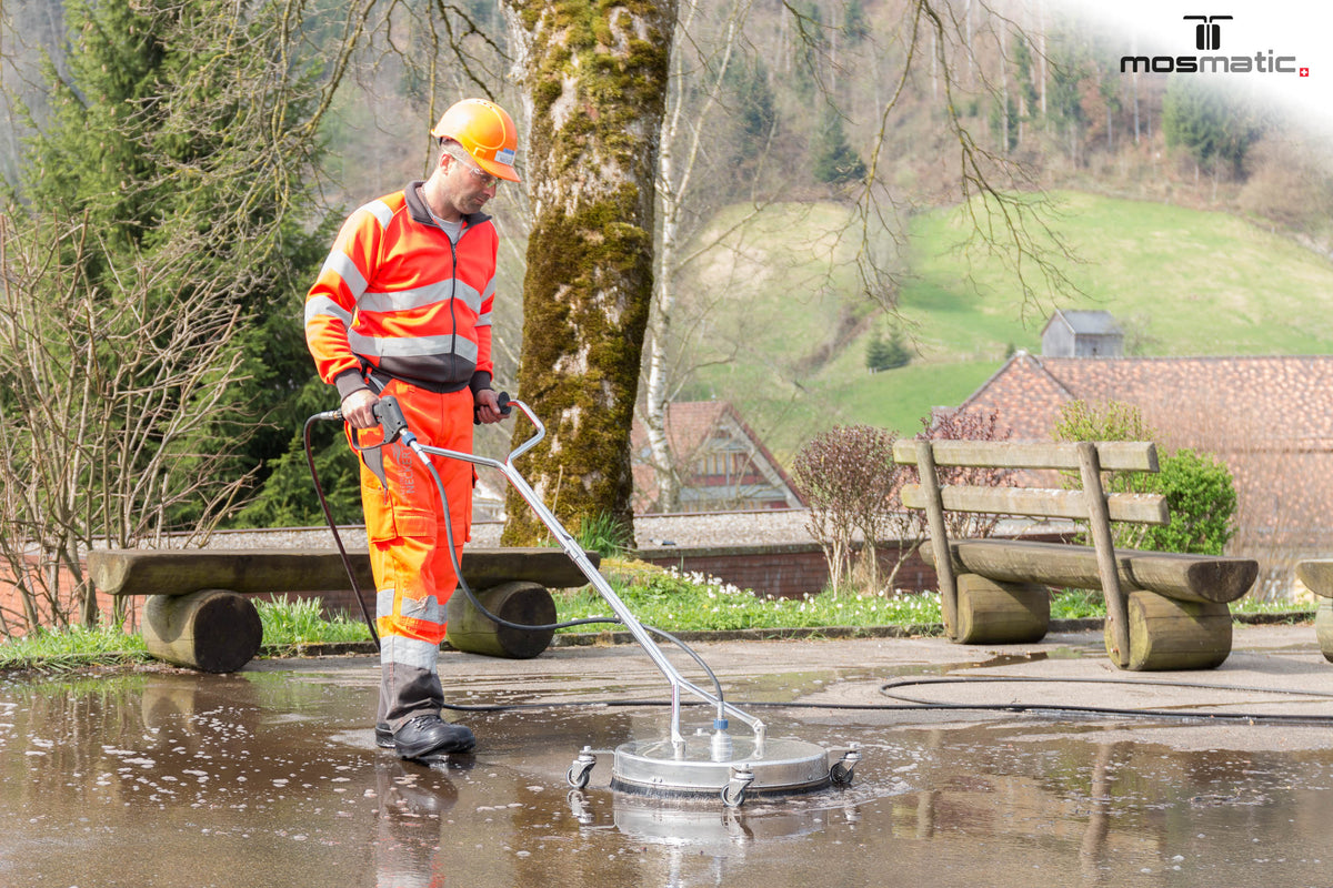 Mosmatic FL-CR Commercial oppervlaktereiniger in gebruik op grote verharde oppervlakken 7