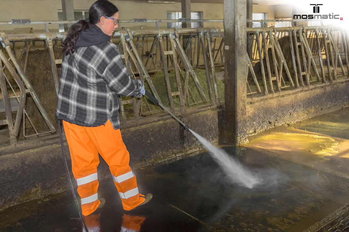 Mosmatic FL-PB Contractor oppervlaktereiniger in gebruik op ruwe en grote buitenvloeren 5