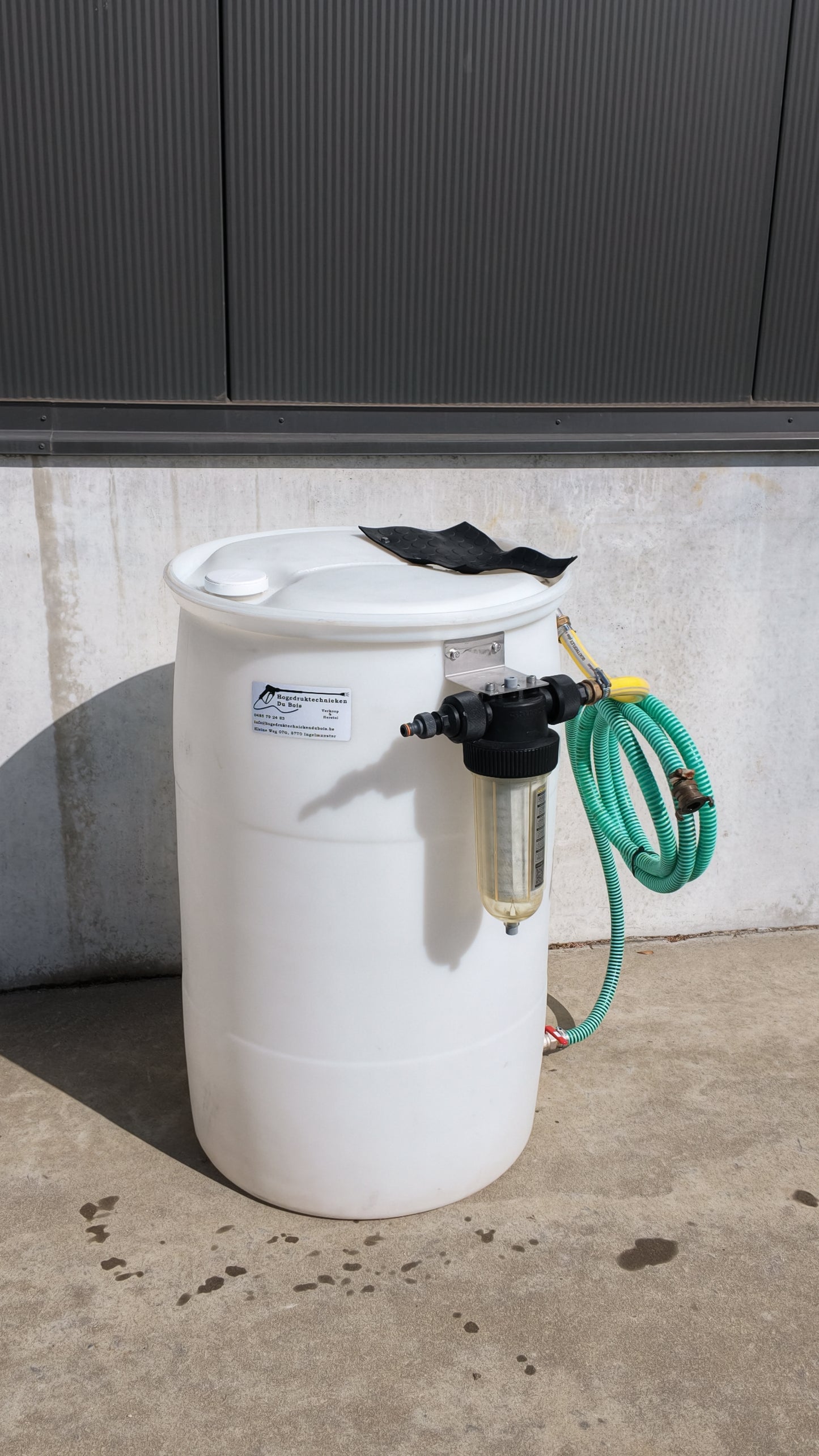 Achterzijde van occasie Kränzle watertank met NW25-filter, slangen en koppelingen