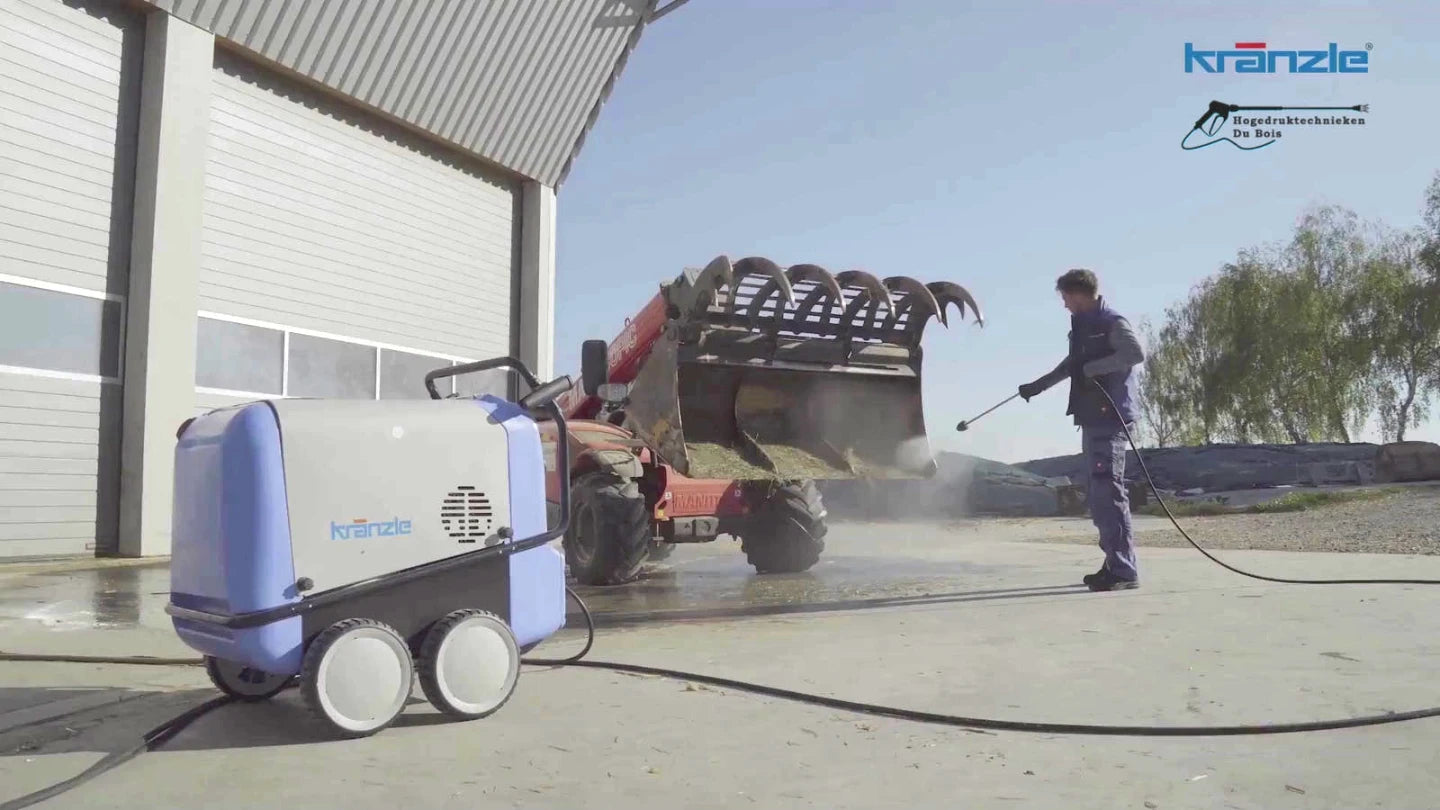 Een hogedrukreiniger in gebruik bij het reinigen van werkmaterieel